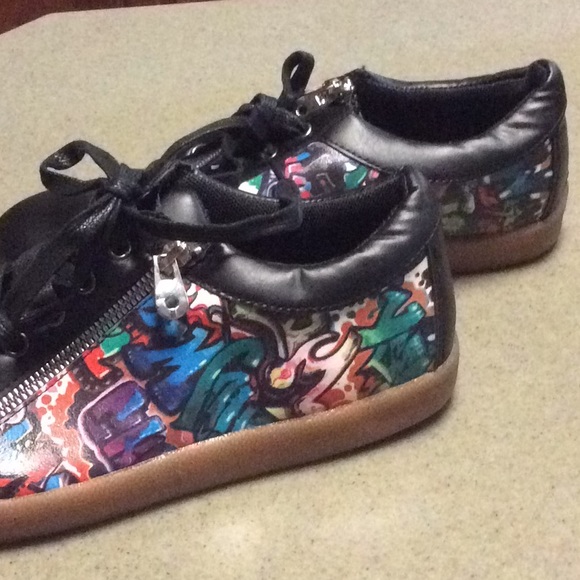 Tennis shoes - Picture 3 of 3